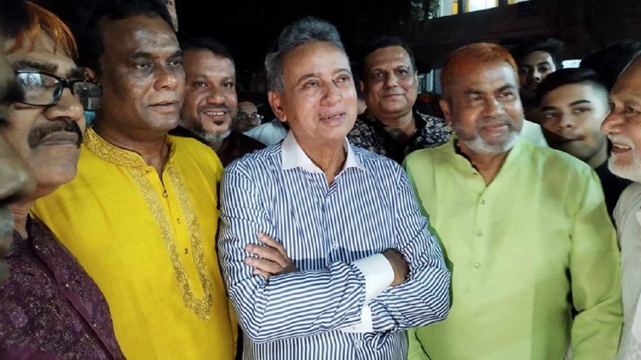 টাঙ্গাইলে পূজামণ্ডপ পরিদর্শনকালে আমীর খসরু। ছবি : কালবেলা