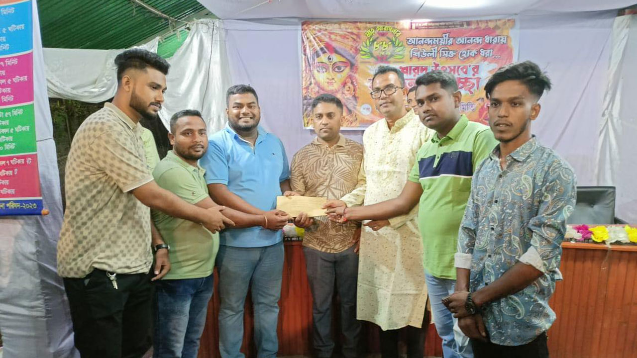 দুর্গাপূজা উপলক্ষে নিজের নির্বাচনী এলাকায় ত্রাণ বিতরণ করেছেন বিএনপির মিডিয়া সেলের সদস্য ব্যারিস্টার মীর হেলাল। ছবি : কালবেলা