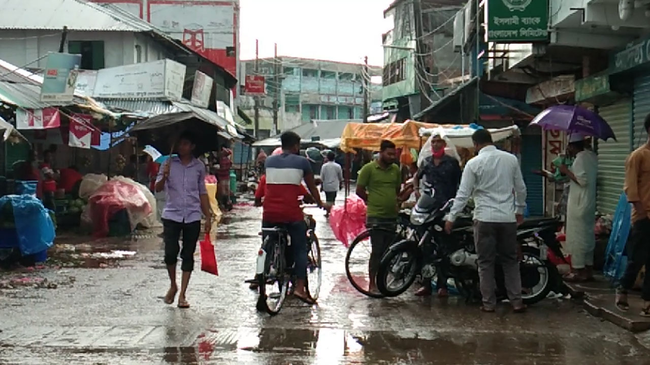 মোংলায় দুপুর থেকে শুরু হয়েছে বৃষ্টি। ছবি : কালবেলা