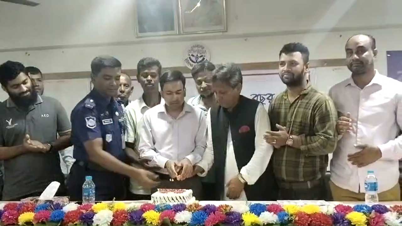 কেক কেটে কালবেলার বর্ষপূর্তি উদযাপন। ছবি : কালবেলা