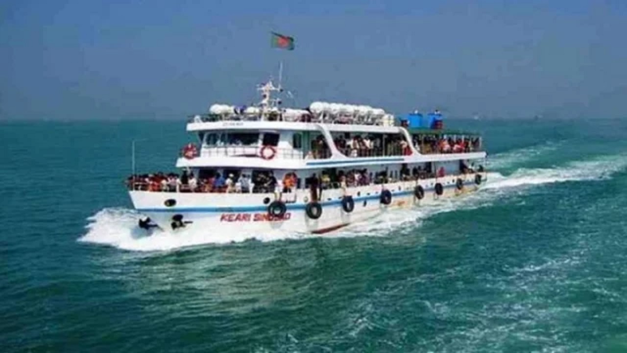 বঙ্গোপসাগরে ভাসমান যাত্রীবাহী জাহাজ। ছবি : সংগৃহীত