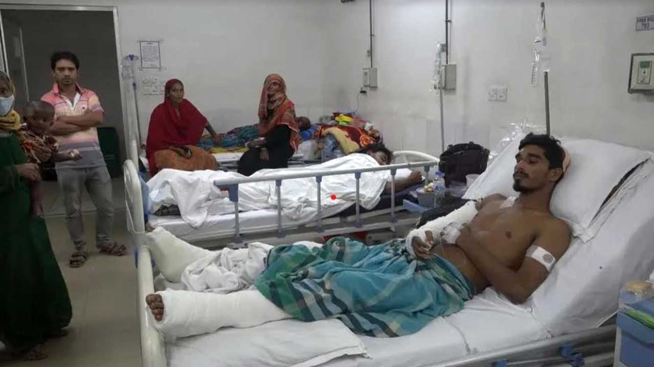 আহতদের হাসপাতালে চিকিৎসা নিচ্ছেন। ছবি : কালবেলা