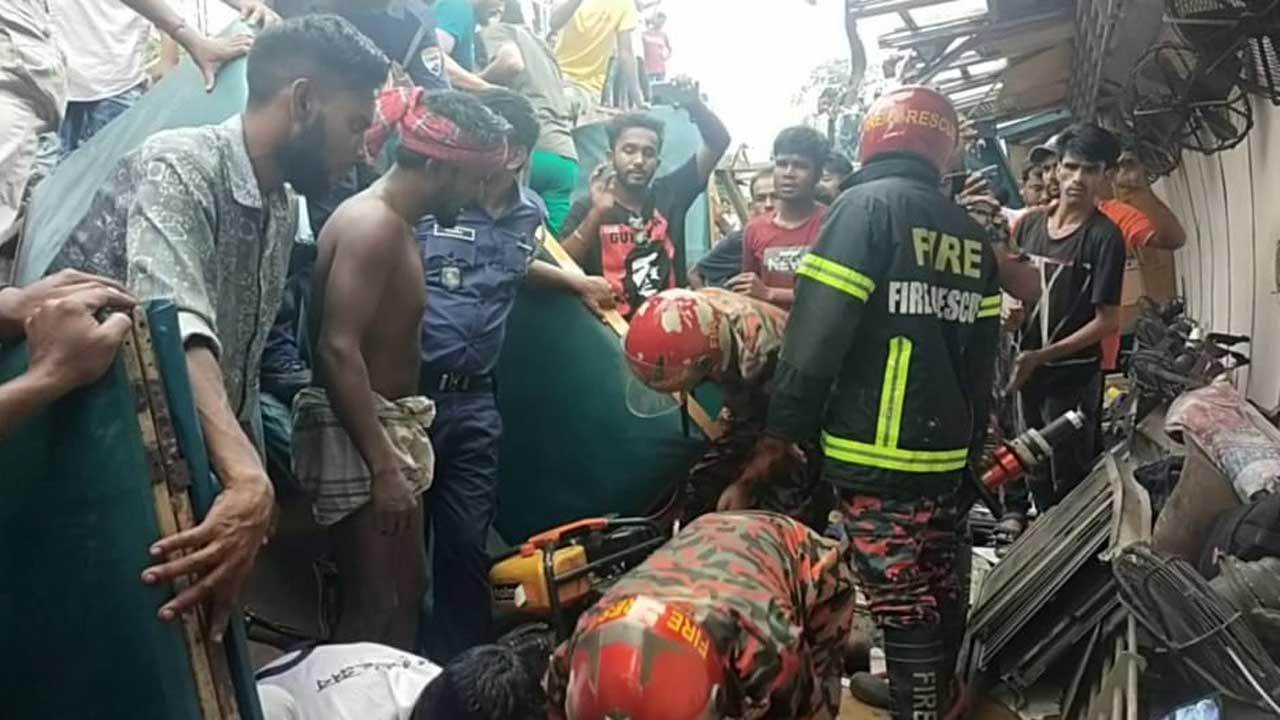 ট্রেন দুর্ঘটনায় হতাহতদের উদ্ধারে কাজ করছে ফায়ার সার্ভিসের কর্মীরা। ছবি : কালবেলা