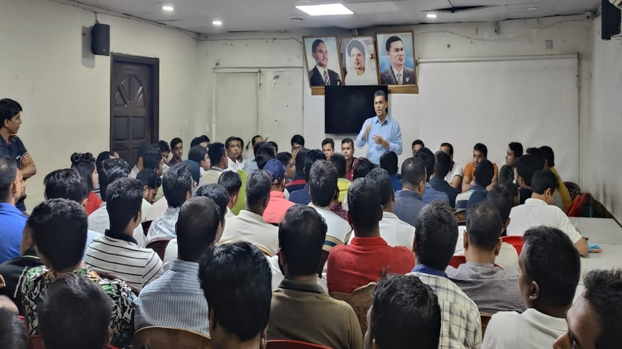 ছাত্রদলের কেন্দ্রীয় সভায় বক্তব্য দিচ্ছেন বিএনপির ছাত্রবিষয়ক সম্পাদক রকিবুল ইসলাম বকুল। ছবি : কালবেলা