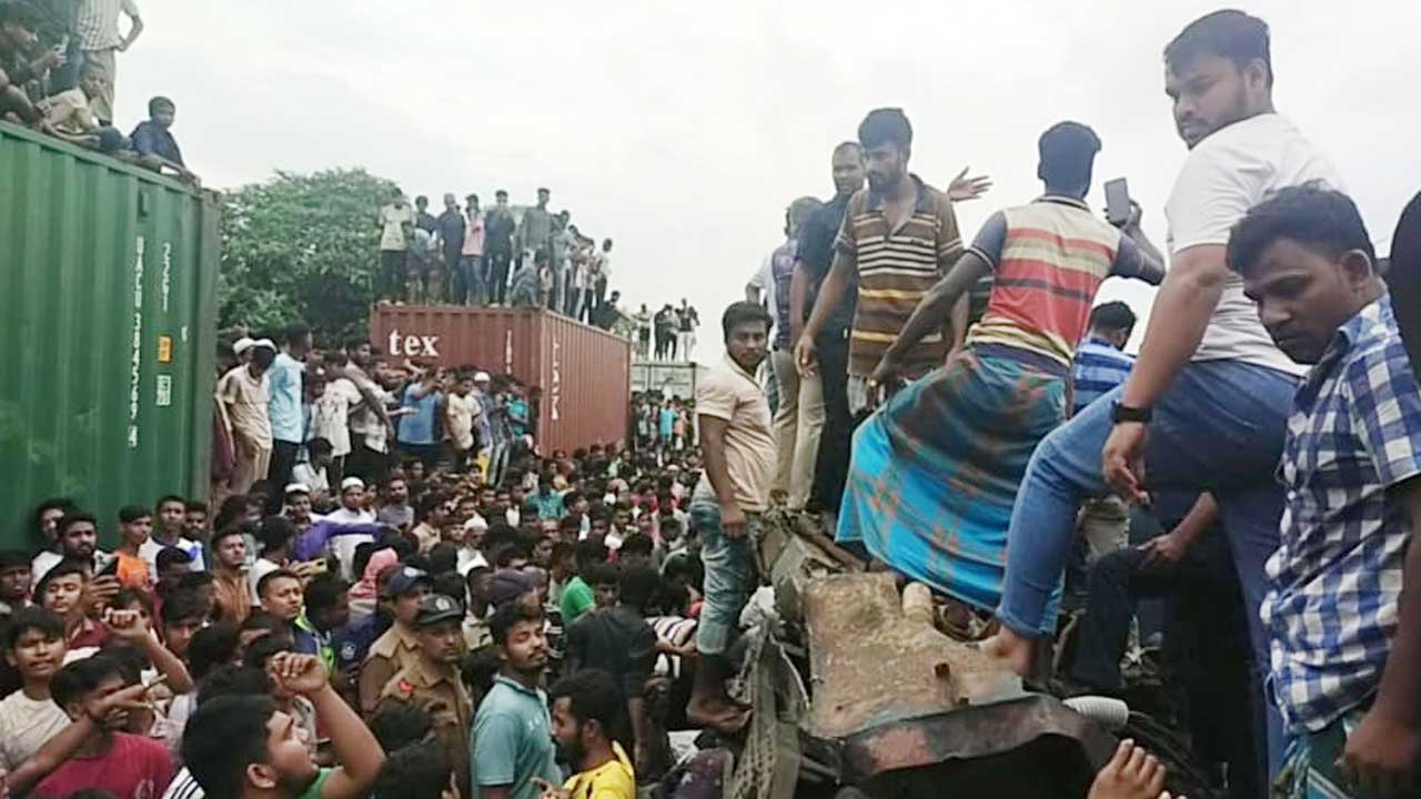ভৈরবে ট্রেন দুর্ঘটনা। ছবি : কালবেলা