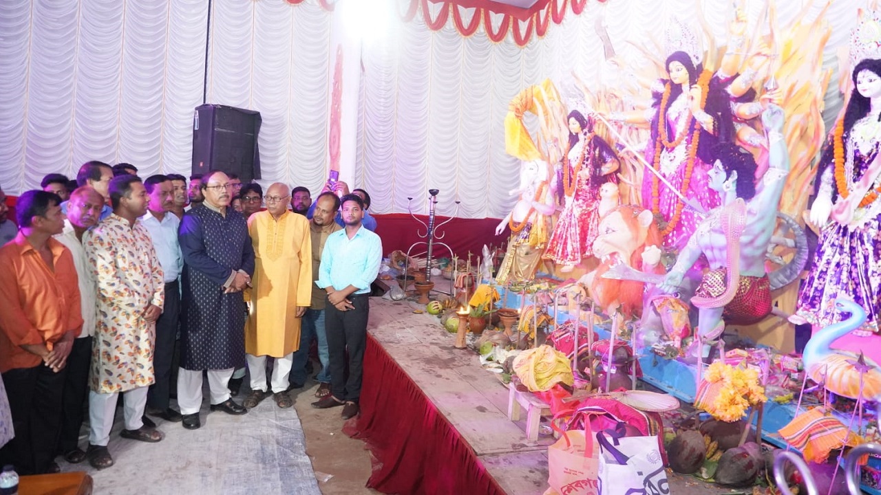রাজশাহী নগরীর একটি পূজামণ্ডপ পরিদর্শনে মেয়র এ এইচ এম খায়রুজ্জামান লিটন। ছবি : কালবেলা
