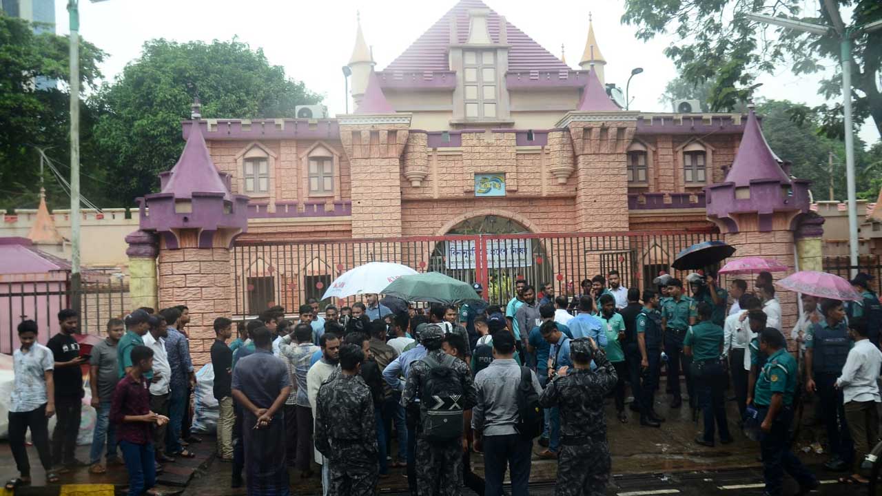 চট্টগ্রামের কাজীর দেউড়ি শিশুপার্ক সিলগালা। ছবি : কালবলো