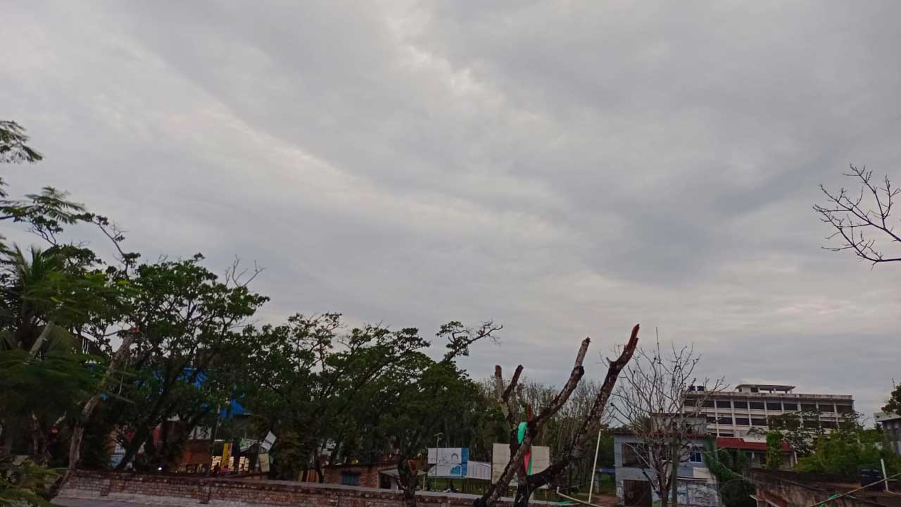 সাতক্ষীরায় ঘূর্ণিঝড় হামুনের প্রভাবে আকাশ মেঘাচ্ছন্ন। ছবি : কালবেলা
