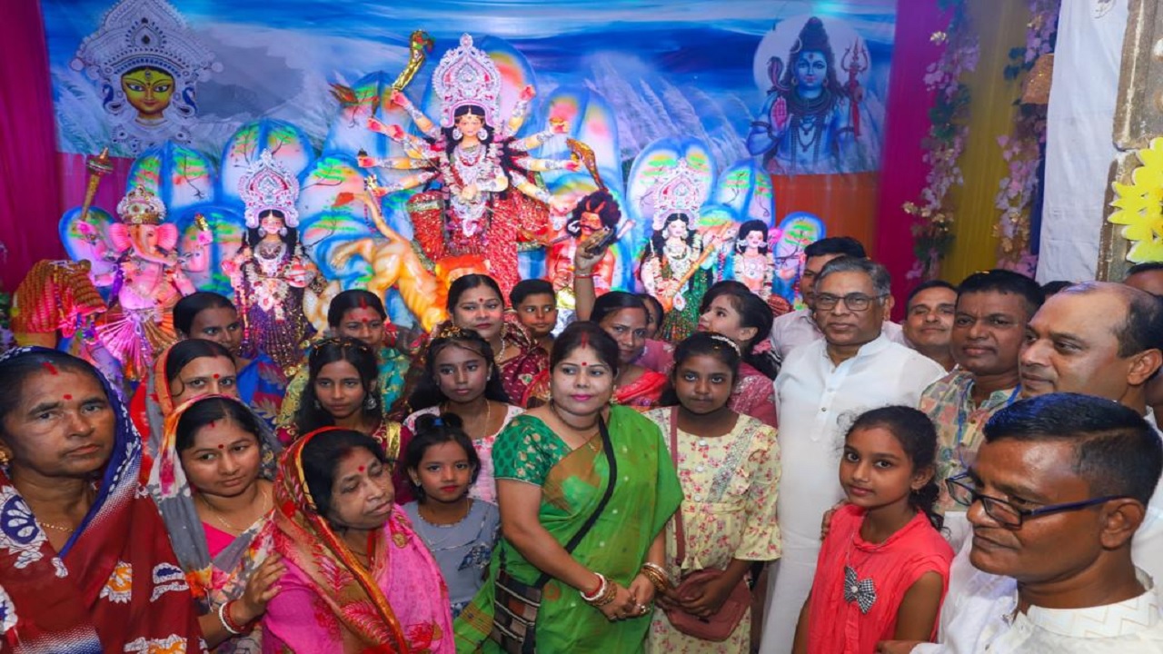 দক্ষিণ কেরানীগঞ্জের শুভাঢ্যা, তেঘরিয়া ও জিনজিরা ইউনিয়নের বিভিন্ন পূজা মণ্ডপ পরিদর্শন ঢাকা-৩ আসনের সংসদ সদস্য নসরুল হামিদ। ছবি : কালবেলা