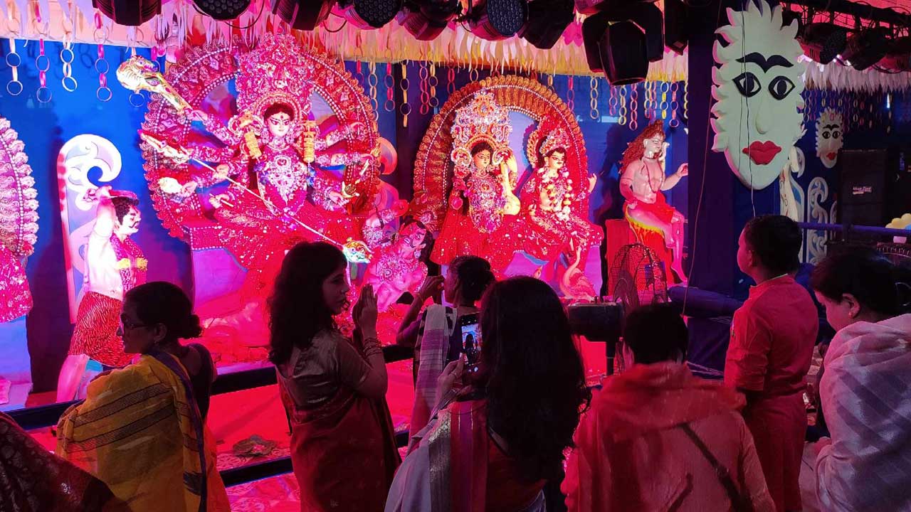 সিলেটে পূজামণ্ডপে ভিড়। ছবি : কালবেলা