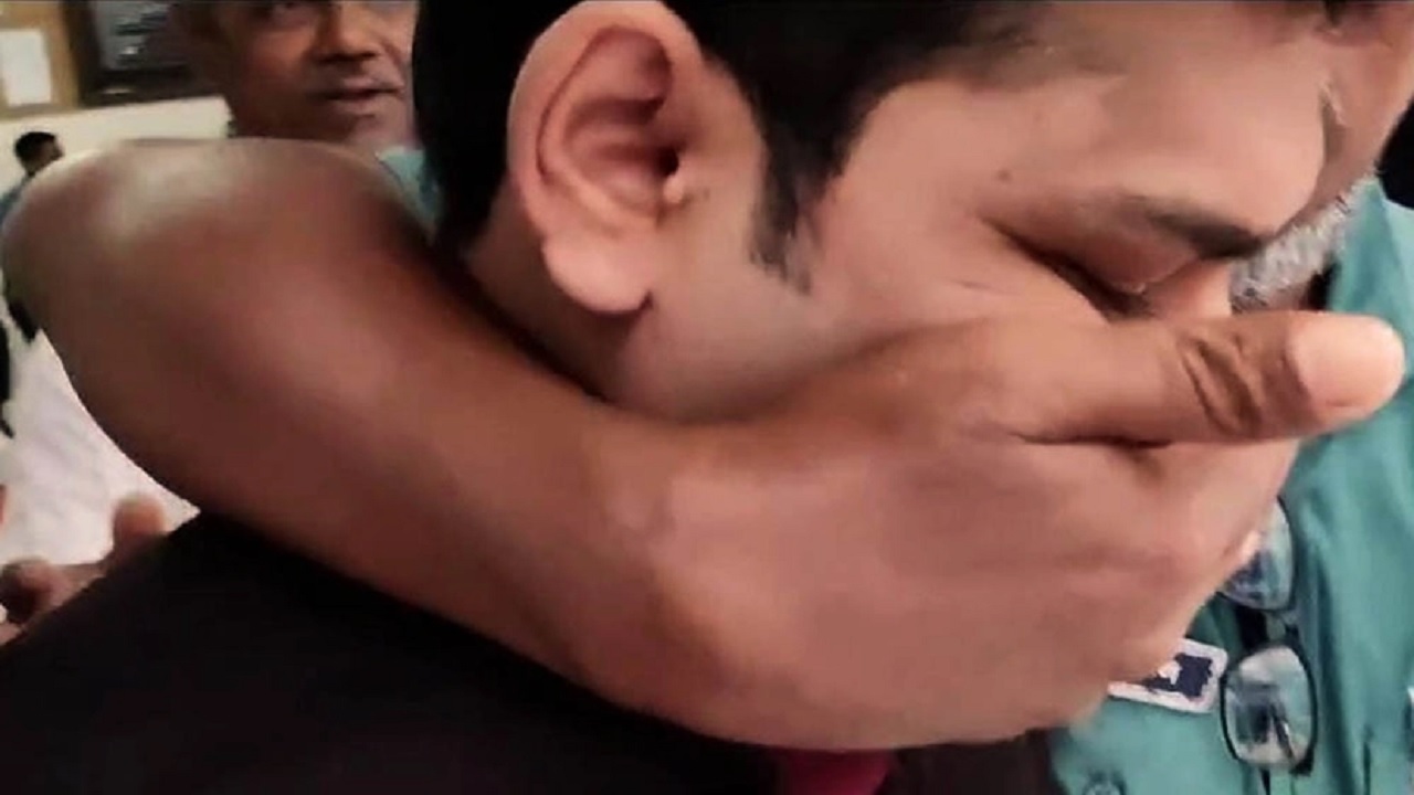 ছাত্র অধিকার পরিষদের সভাপতি বিন ইয়ামিন মোল্লা কথা বলার সময় তার মুখ চেপে ধরে পুলিশ। ছবি : সংগৃহীত