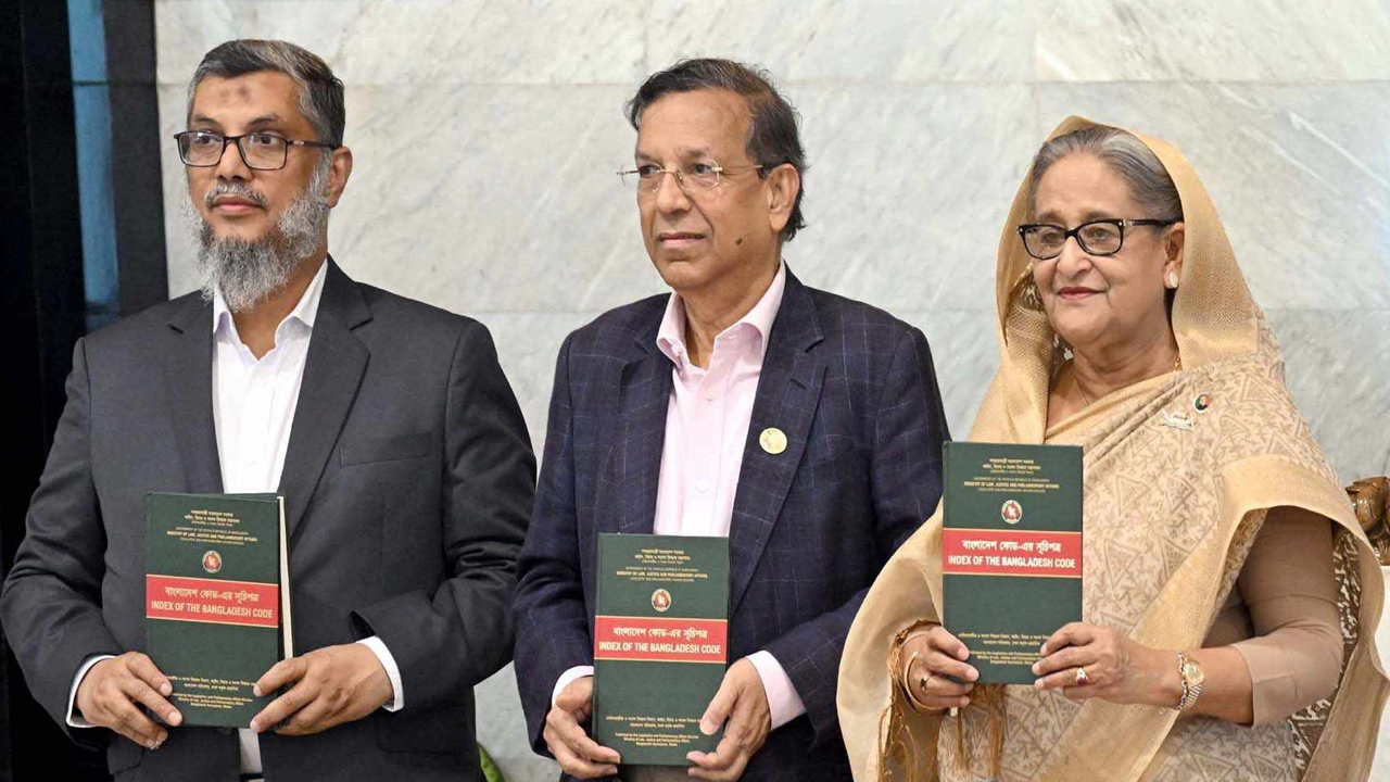 প্রধানমন্ত্রী শেখ হাসিনা মন্ত্রিপরিষদ বৈঠক শুরুর আগে বাংলাদশ কোডের মোড়ক উন্মোচন করেন।