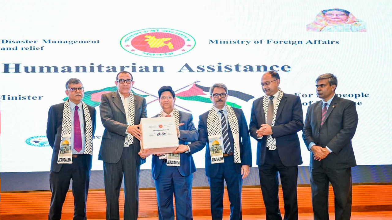 ফিলিস্তিনের রাষ্ট্রদূত ইউসুফ এসওয়াই রামাদানের কাছে শুকনো খাবার হস্তান্তর করেন পররাষ্ট্রমন্ত্রী ড. একে আবদুল মোমেন। ছবি : কালবেলা