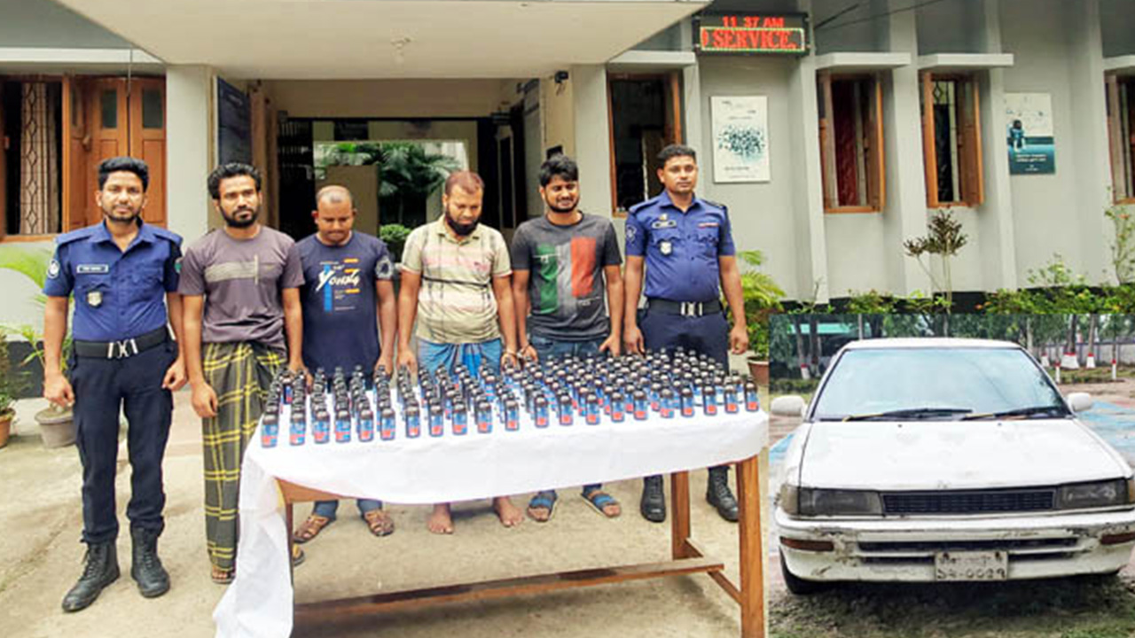 সাতক্ষীরার কালীগঞ্জে পুলিশের অভিযানে ১৪৮ বোতল ভারতীয় ফেনসিডিলসহ আটক ৪। ছবি : কালবেলা