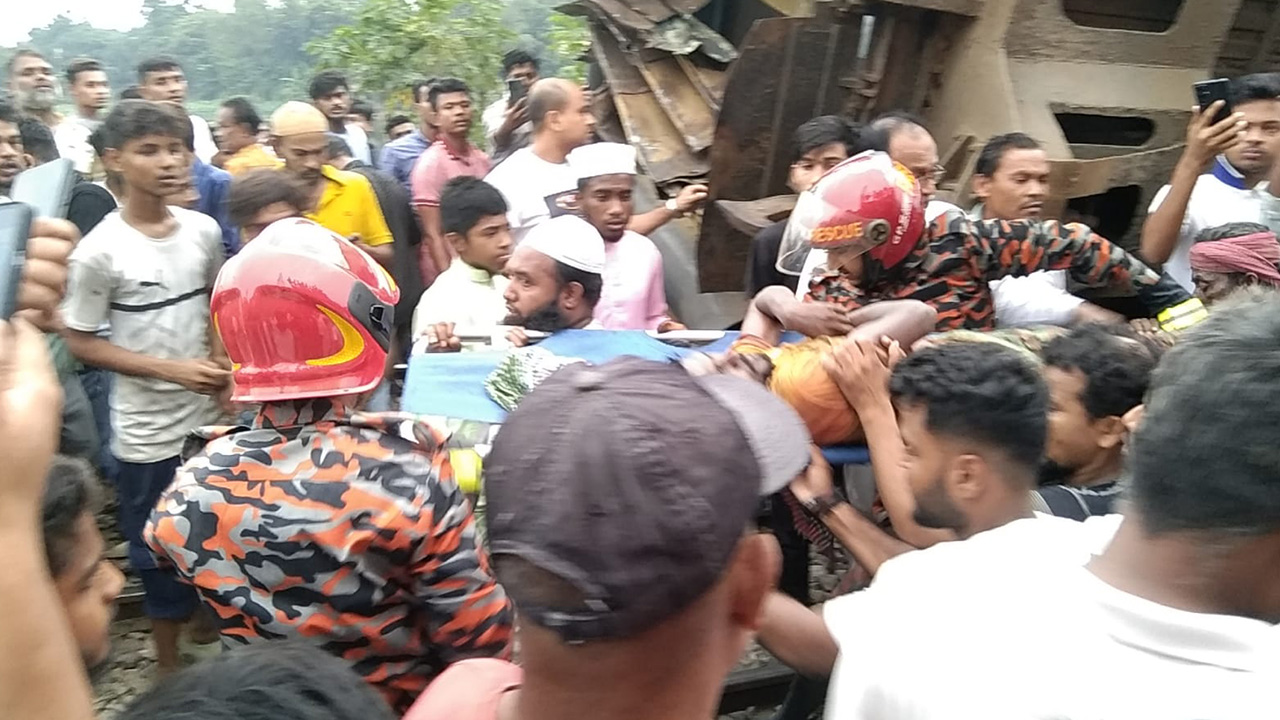 ভৈরবে ট্রেন দুর্ঘটনা। ছবি : কালবেলা