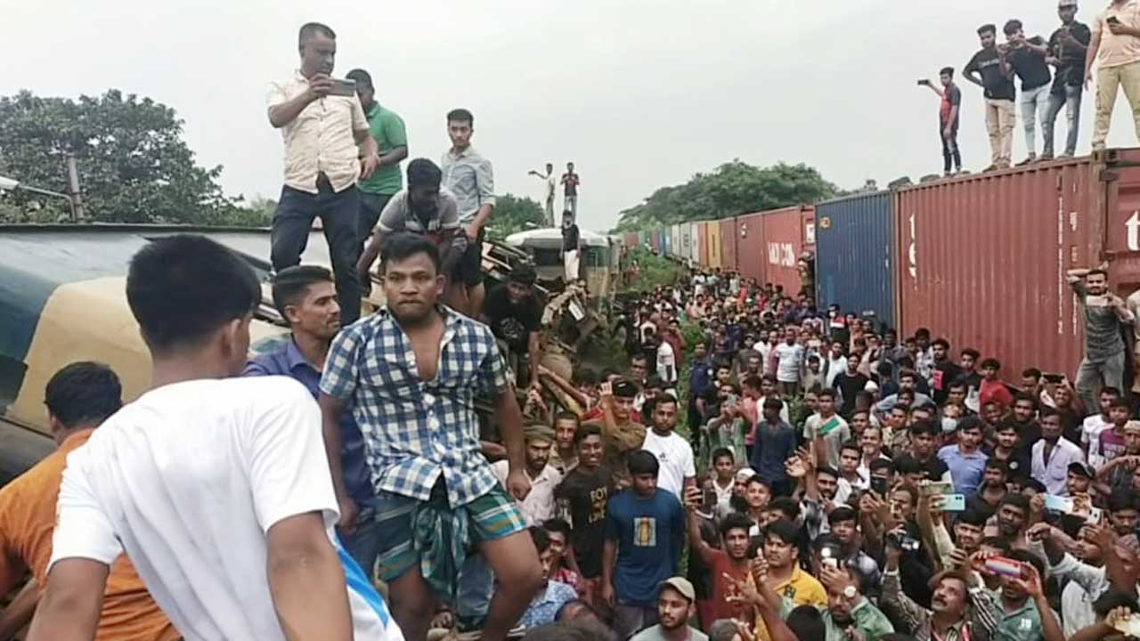 ভৈরবে ট্রেন দুর্ঘটনা। ছবি : কালবেলা