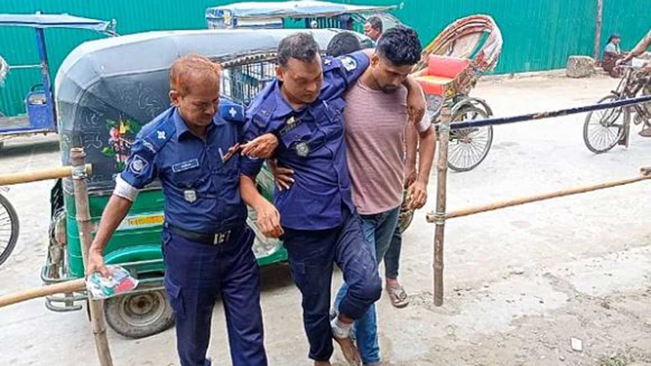 জেলেদের হামলায় আহত হওয়া এক পুলিশ সদস্যকে চাঁদপুর নৌপুলিশ ফাঁড়িতে নেওয়া হচ্ছে। ছবি : সংগৃহীত