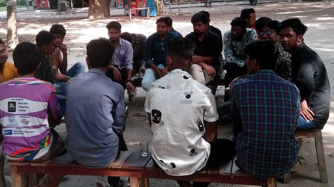 রাবিতে ছাত্রলীগের পদবঞ্চিত নেতাকর্মীদের অবস্থান কর্মসূচি। ছবি : কালবেলা