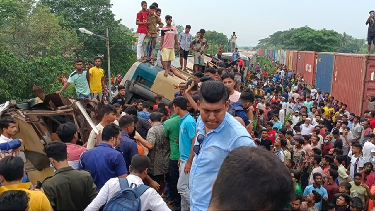 কিশোরগঞ্জের ভৈরবে দুই ট্রেনের সংঘর্ষ। ছবি : সংগৃহীত