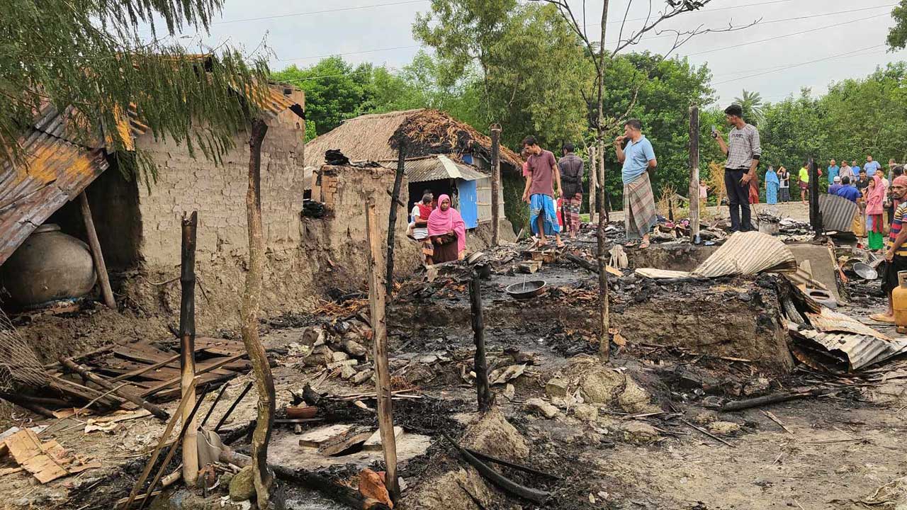 আগুনে পুড়ল বসতঘর। ছবি : কালবেলা