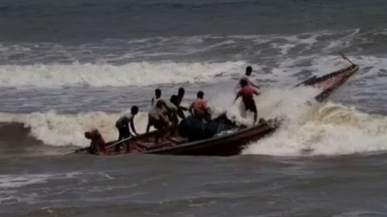 উত্তাল কুয়াকাটা সমুদ্রসৈকত। ছবি : কালবেলা