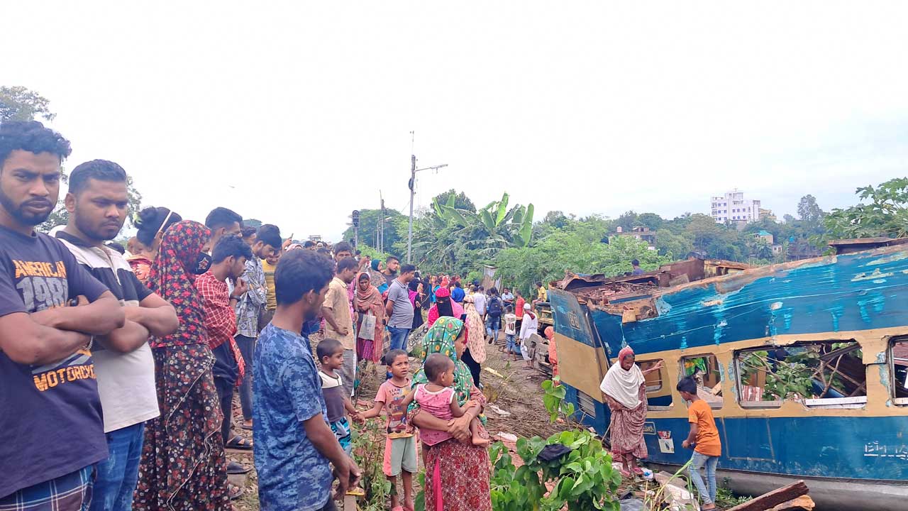 ভৈরবে ট্রেন দুর্ঘটনা। ছবি : কালবেলা