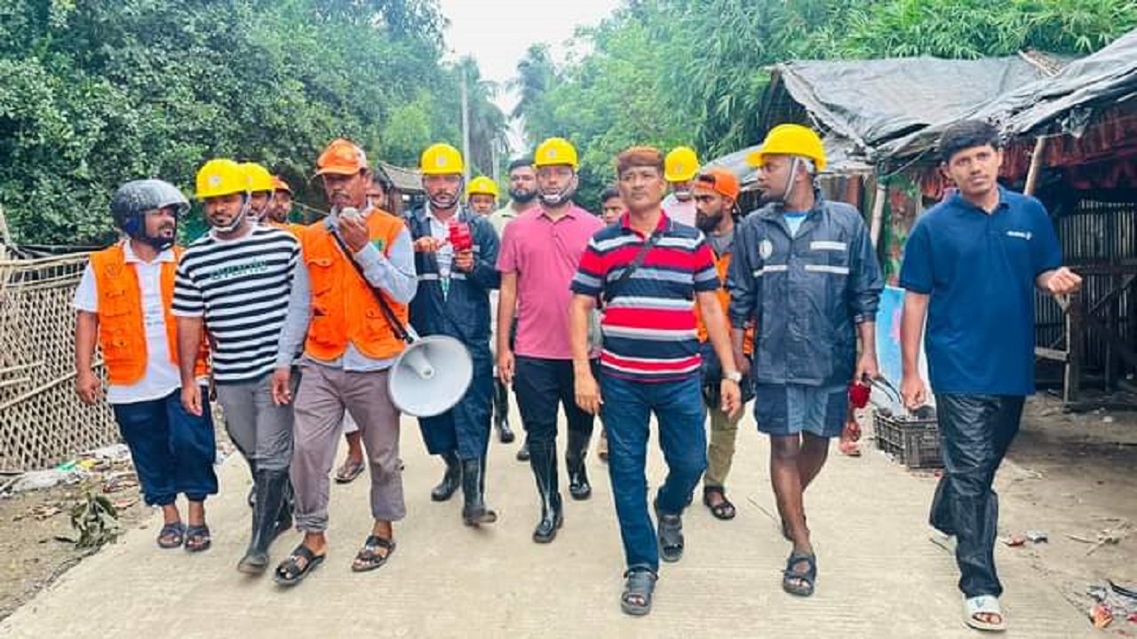 সেন্টমার্টিনের লোকজনকে আশ্রয়কেন্দ্রে যাওয়ার জন্য মাইকিং করছেন সংশ্লিষ্টরা। ছবি : কালবেলা