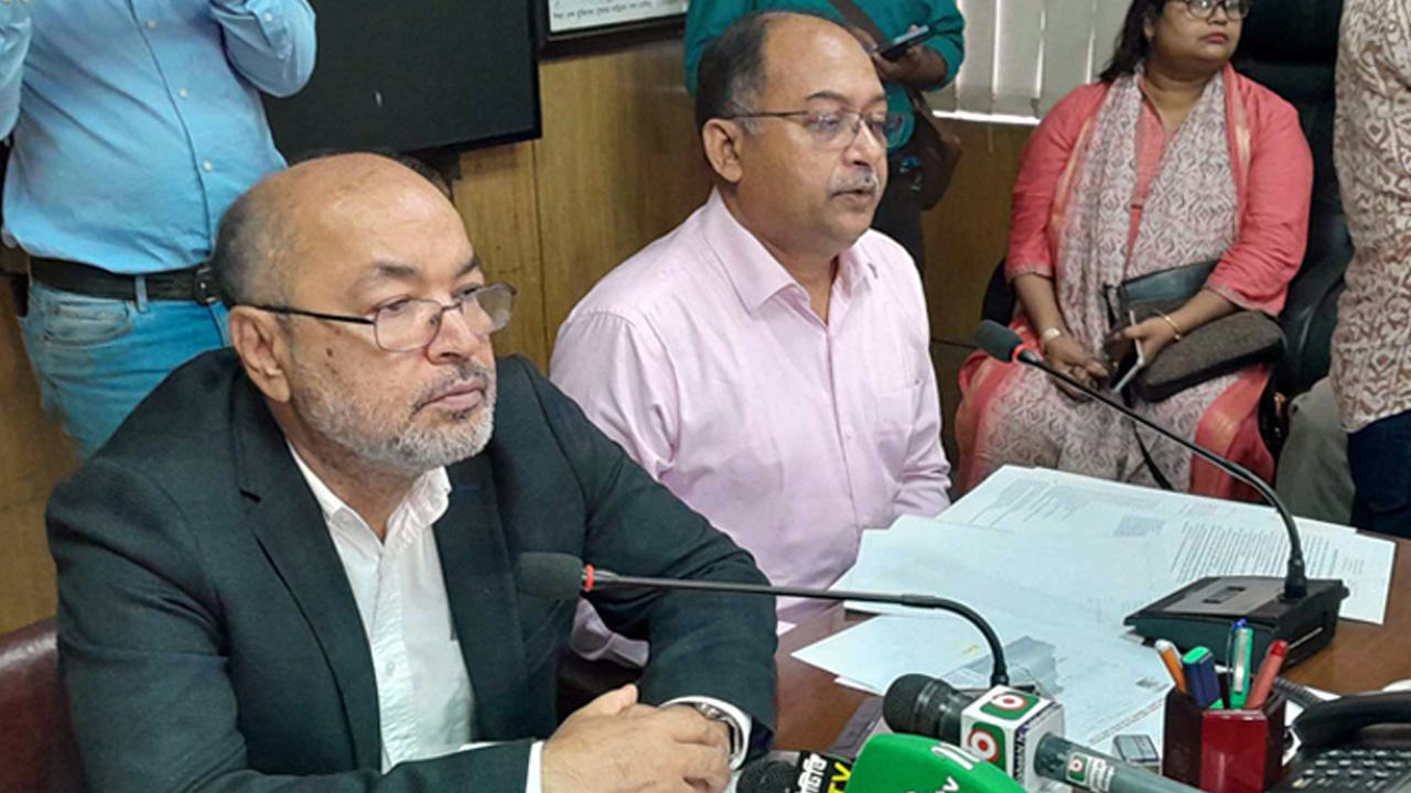দুর্যোগ ব্যবস্থাপনা ও ত্রাণ প্রতিমন্ত্রী ডা. মো. এনামুর রহমান ঘূর্ণিঝড় হামুন বিষয়ে সাংবাদিকদের সঙ্গে কথা বলেন। ছবি : সংগৃহীত