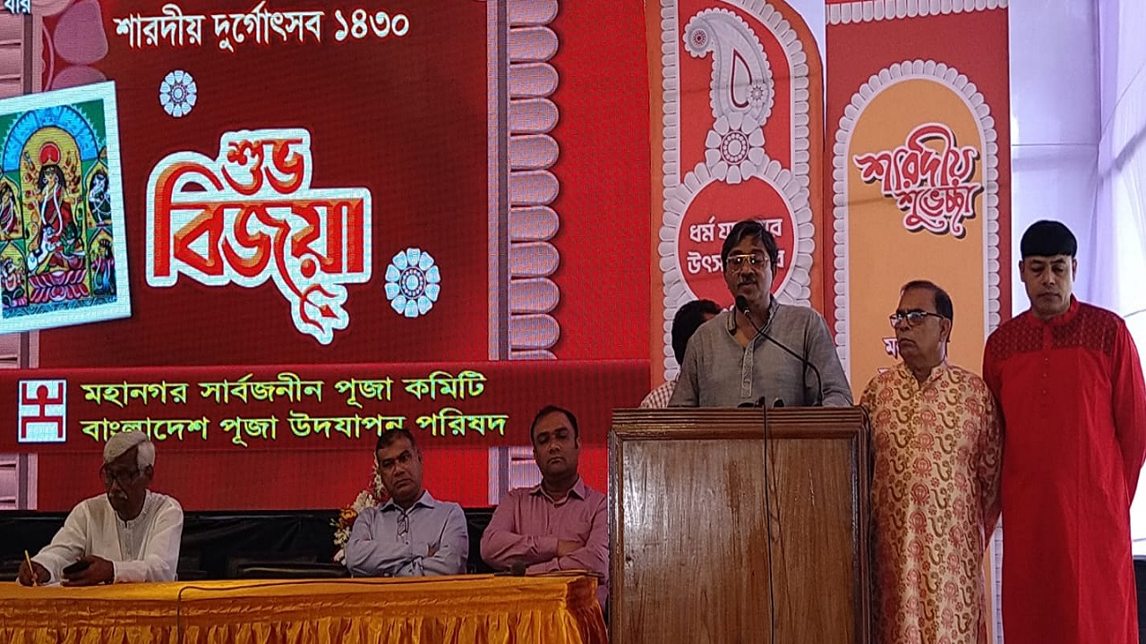 ঢাকেশ্বরী মন্দিরে শুভেচ্ছা বিনিময়কালে কথা বলছেন জাতীয় মানবাধিকার কমিশনের চেয়ারম্যান ড. কামাল উদ্দিন আহমেদ। ছবি : কালবেলা