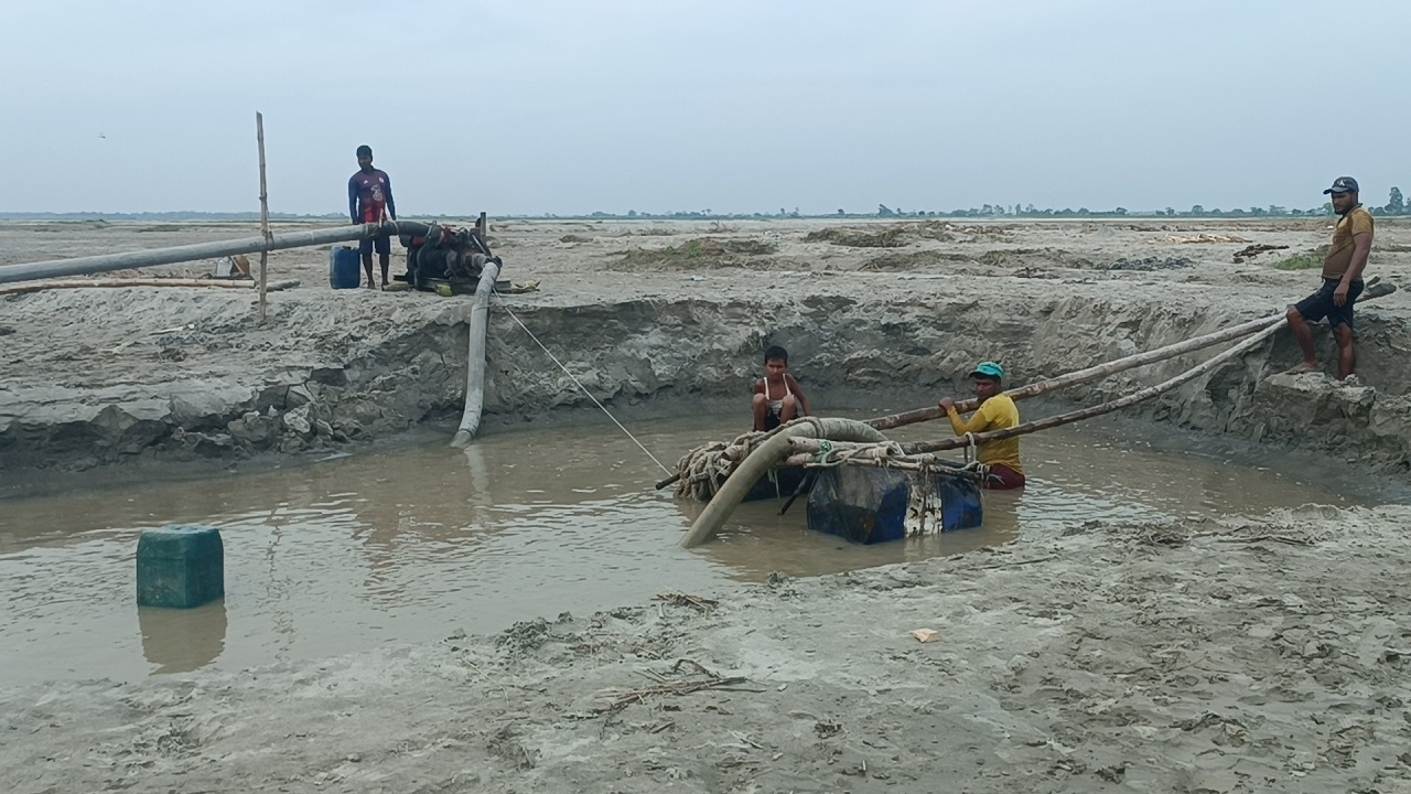 ডিমলায় সিক্স সিলিন্ডার বোমা মেশিন বসিয়ে অবাধে চলছে বালু উত্তোলন। ছবি : কালবেলা