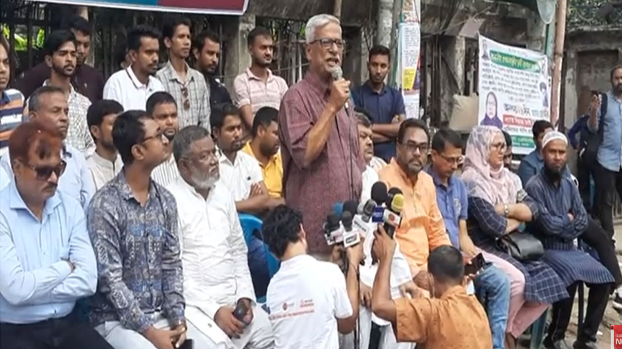 জাতীয় প্রেস ক্লাবের সামনে কথা বলছেন বিএনপি নেতা জয়নাল আবেদীন ফারুক। ছবি : সংগৃহীত