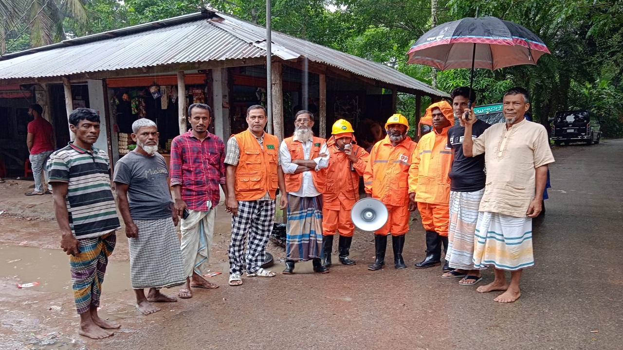মিরসরাইয়ে সবাইকে নিরাপদ স্থানে যাওয়ার জন্য চলছে মাইকিং। ছবি : কালবেলা