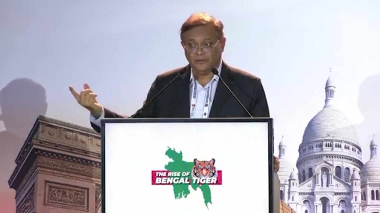 ফ্রান্সে বাংলাদেশ-ফ্রান্স ট্রেড অ্যান্ড ইনভেস্টমেন্ট সামিটে বক্তব্য দিচ্ছেন তথ্যমন্ত্রী হাছান মাহমুদ।