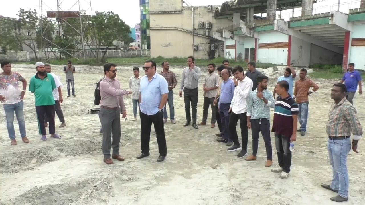 ফতুল্লা স্টেডিয়াম পরিদর্শনকালে আকরাম খান। ছবি : কালবেলা