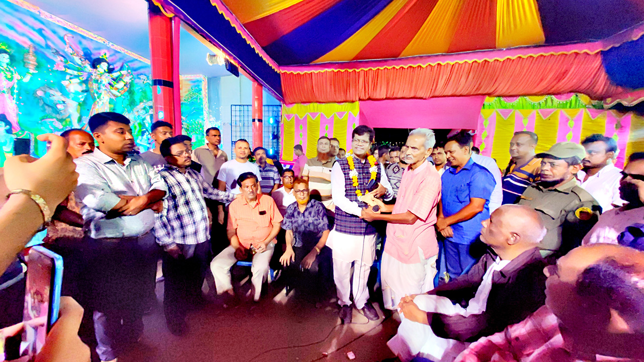 নড়াইলের লোহাগড়ায় বিভিন্ন পূজামণ্ডপ পরিদর্শন ও আর্থিক সহায়তায় এ এম আব্দুল্লাহ। ছবি : কালবেলা