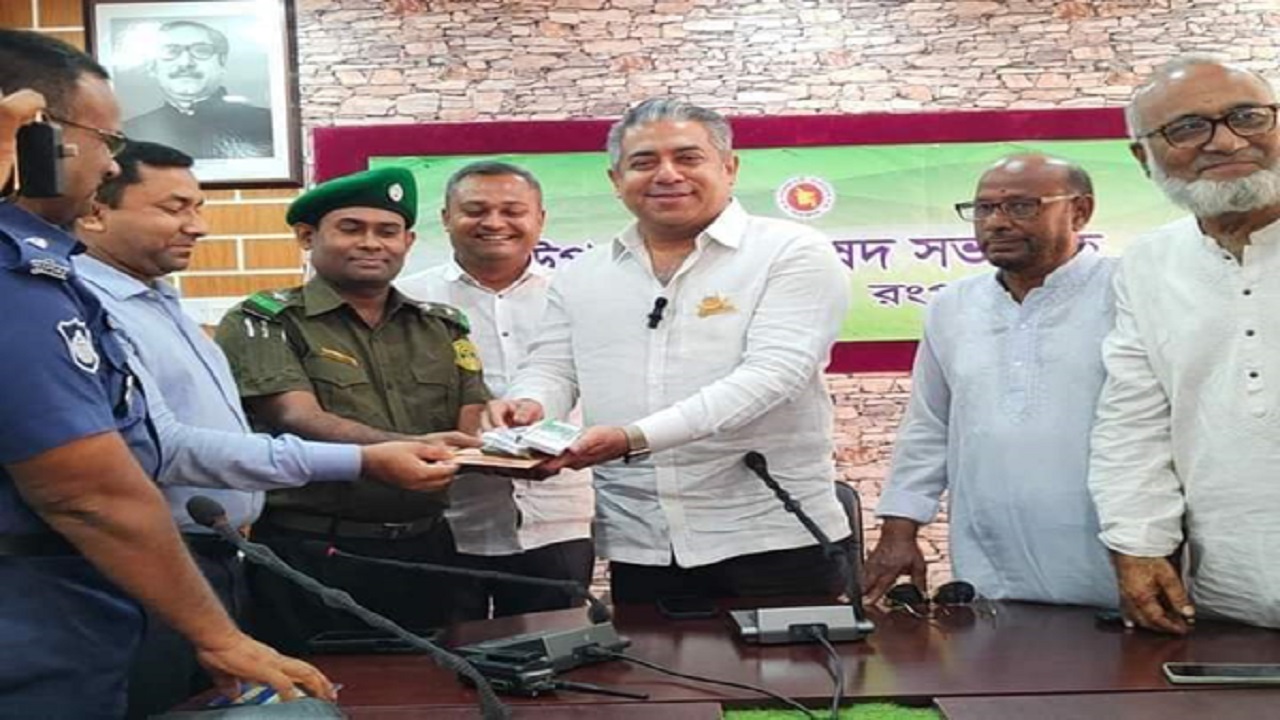 আনসার-ভিডিপি সদস্যদের ব্যক্তিগত তহবিল থেকে অর্থ সহায়তা দিচ্ছেন রাশেক রহমান। ছবি : কালবেলা