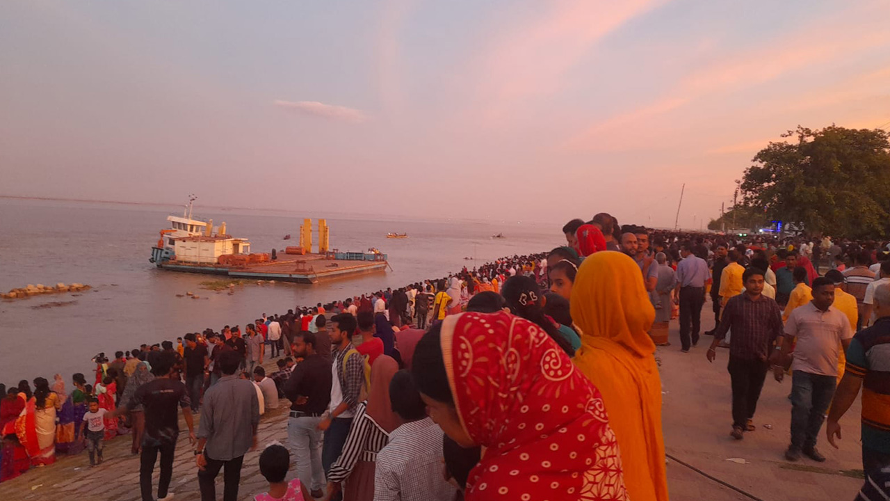 সিরাজগঞ্জে প্রতিমা বিসর্জন দেখতে যমুনাপাড়ে হাজার হাজার মানুষের ভিড়। ছবি : কালবেলা