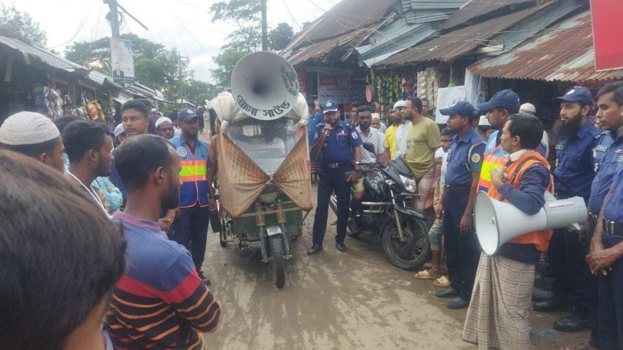 ঘূর্ণিঝড় হামুনে বরগুনার পাথরঘাটা উপকূলে মাইকিং। ছবি : কালবেলা