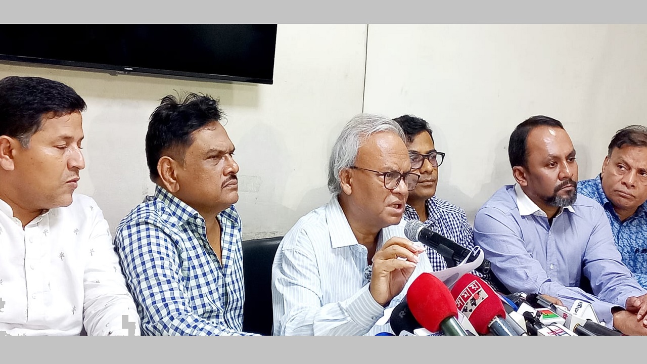 বিকেলে নয়াপল্টনে দলের কেন্দ্রীয় কার্যালয়ে আয়োজিত সংবাদ সম্মেলনে কথা বলেন  রুহুল কবির রিজভী। ছবি : সংগৃহীত