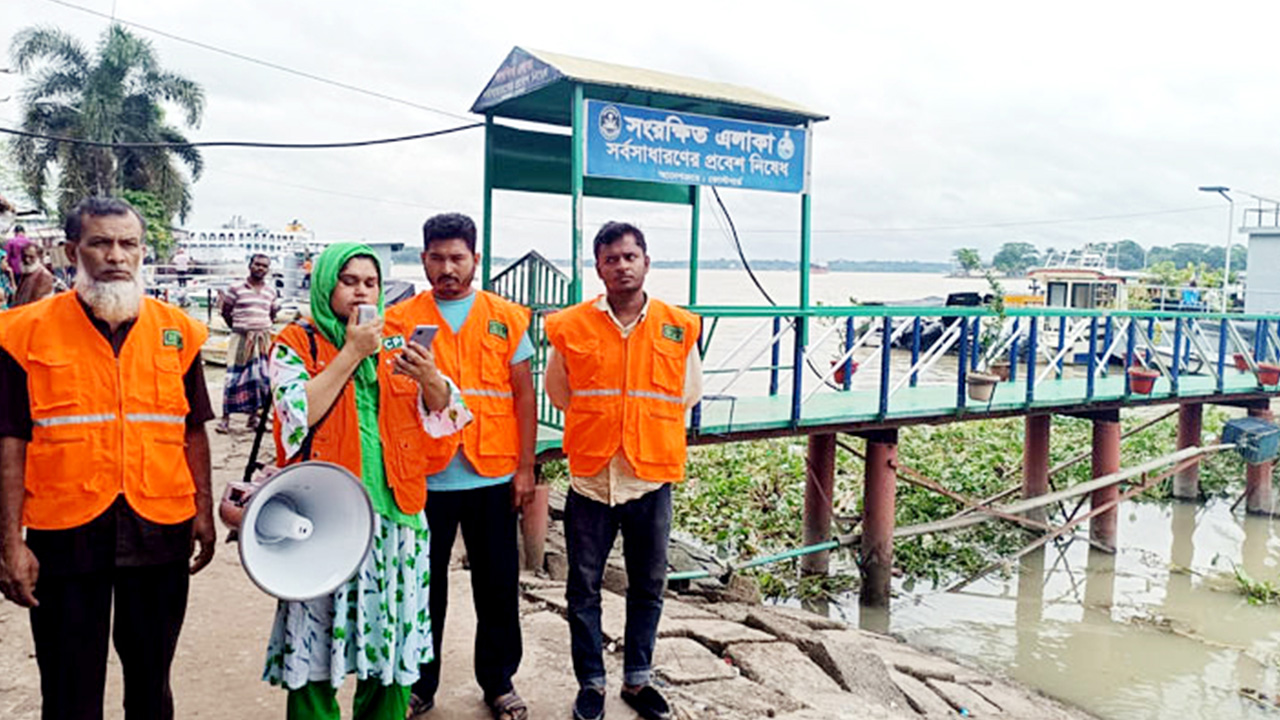 বরিশালে ঘূর্ণিঝড় হামুন নিয়ে উপকূলের মানুষদের সতর্ক করতে প্রচারণা চলছে। ছবি : কালবেলা