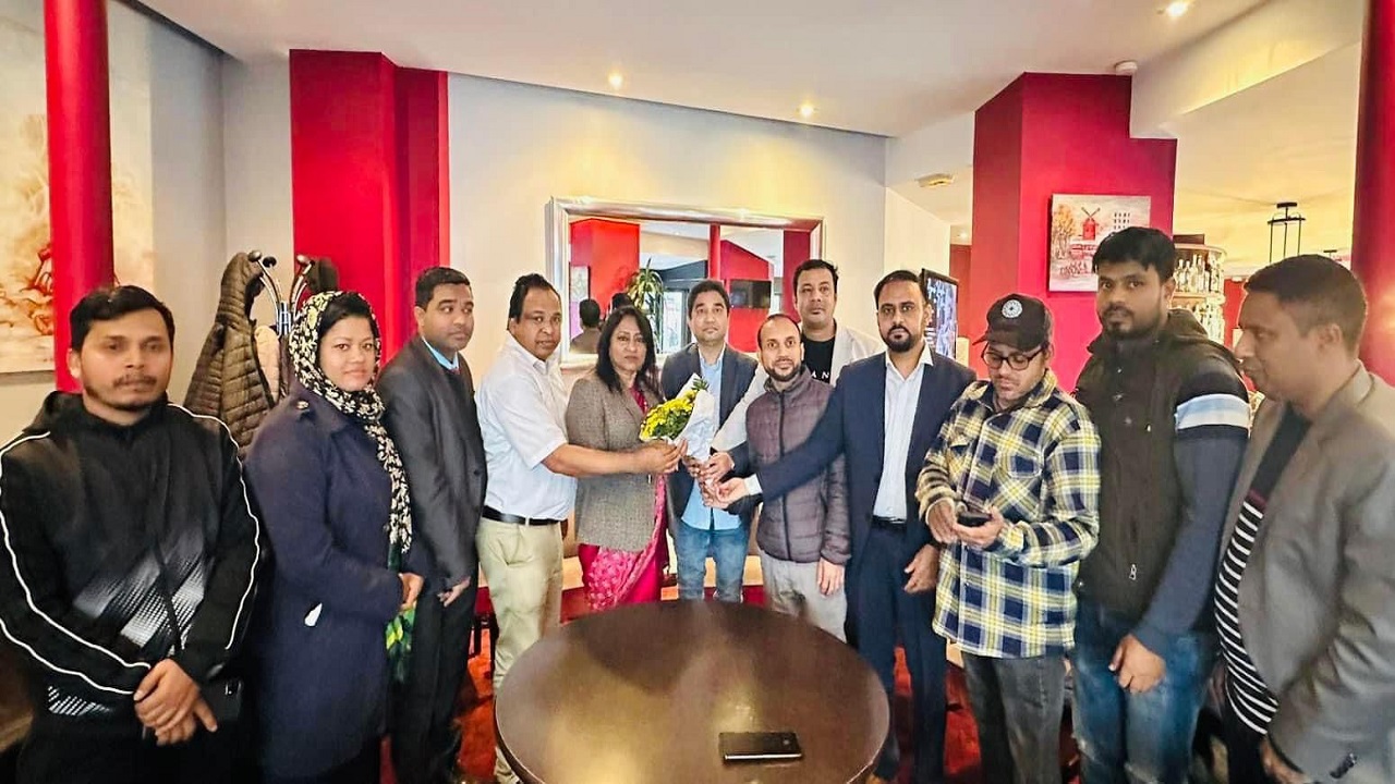 ফ্রান্স প্রবাসী বাংলাদেশি সাংবাদিকরা ফুলেল শুভেচ্ছা জানান সাংবাদিক ফরিদা ইয়াসমিনকে। ছবি : কালবেলা