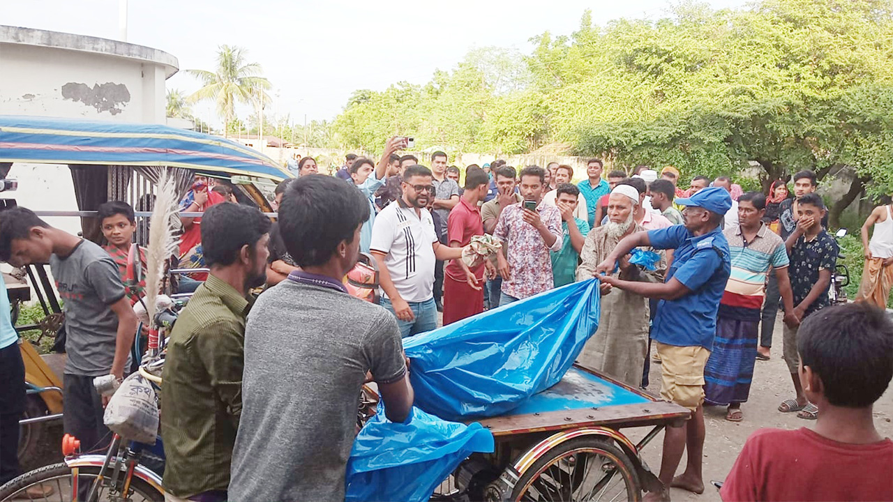 সাতক্ষীরার বিনেরপোতাস্থ বিসিক শিল্পনগরীর পাশে একটি মাছের ঘের থেকে অজ্ঞাত নারীর মরদেহ উদ্ধার। ছবি : কালবেলা