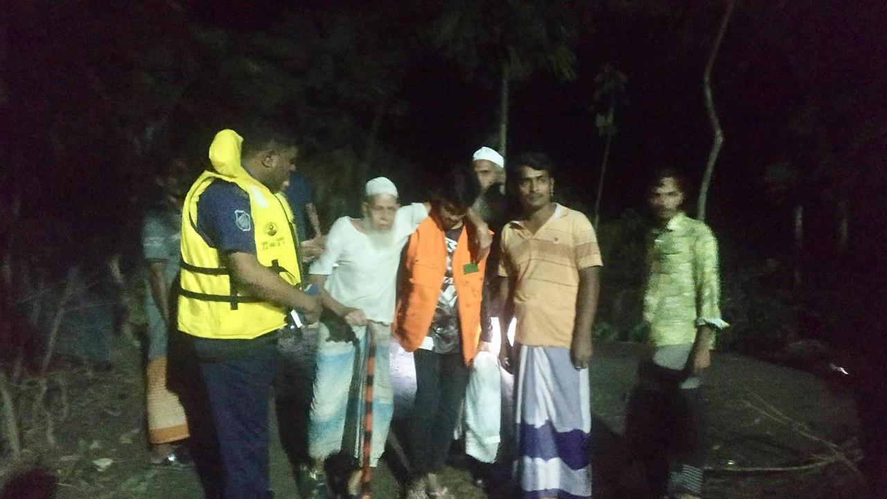 পিরোজপুরের মঠবাড়িয়া আশ্রয়কেন্দ্রে নেওয়া হচ্ছে স্থানীয়দের। ছবি : কালবেলা