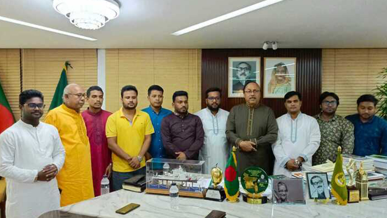 মেয়র এএইচএম খায়রুজ্জামান লিটনের সঙ্গে ছাত্রলীগ নেতাদের বৈঠক। ছবি : কালবেলা