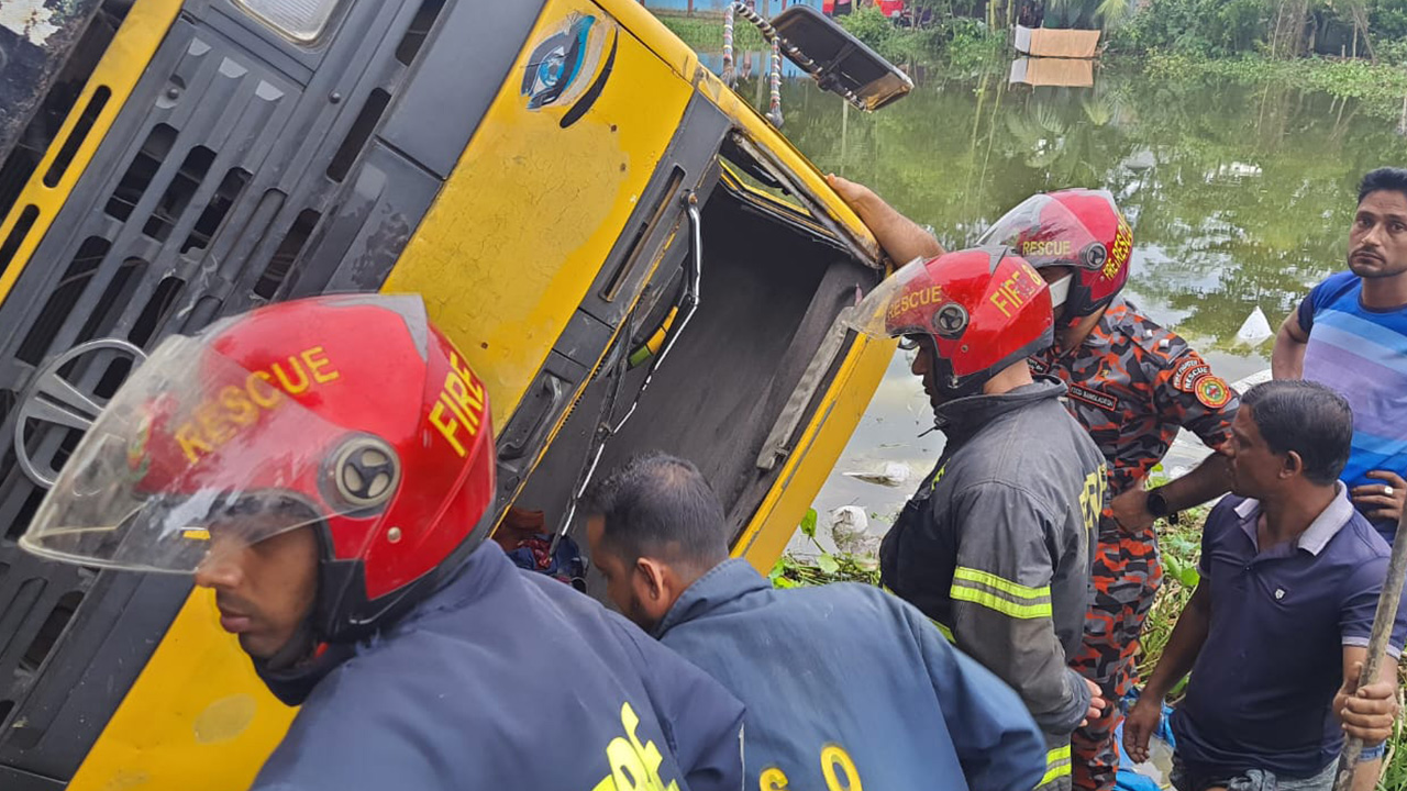 মৌলভীবাজারের কুলাউড়ায় সারবোঝাই ট্রাক উল্টে নিহত ১। ছবি : কালবেলা