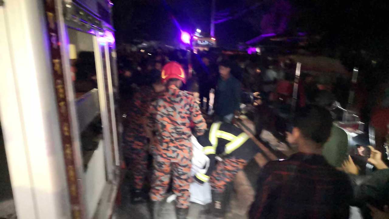 গাছ থেকে মরদেহ উদ্ধার করে ফায়ার সার্ভিসের সদস্যরা। ছবি : কালবেলা