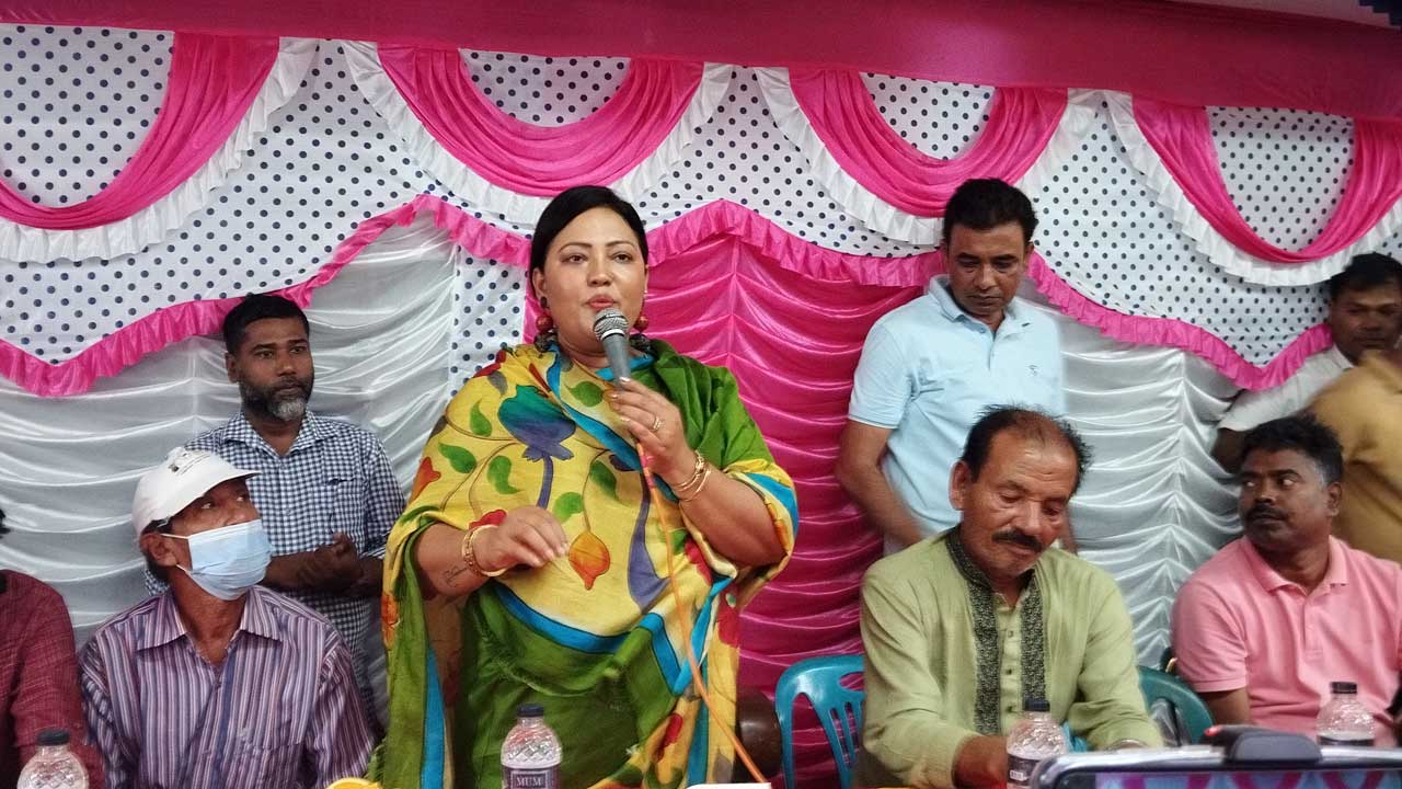 মানিকগঞ্জের হরিরামপুরে পূজা মণ্ডপ পরিদর্শন করে বক্তব্য দেন সংসদ সদস্য ও কণ্ঠশিল্পী মমতাজ বেগম। ছবি : কালবেলা