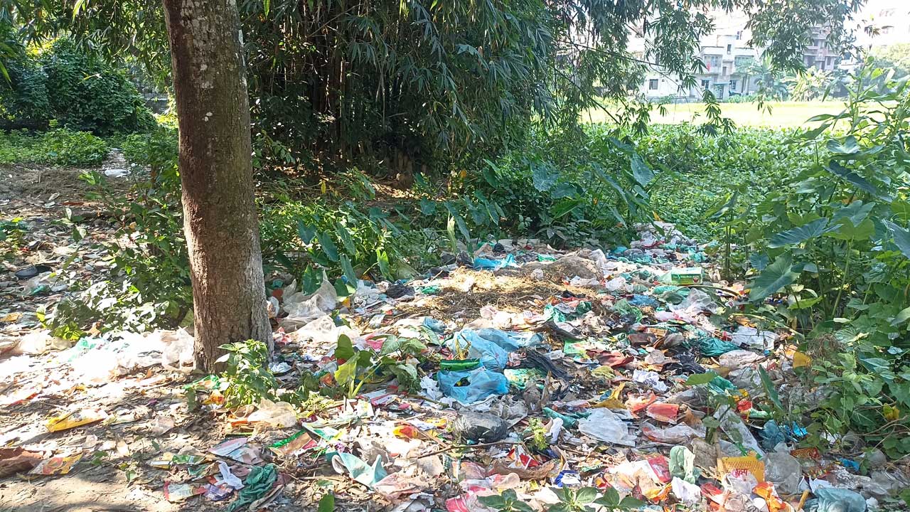 কুমিল্লায় যত্রতত্র ফেলা হচ্ছে নিষিদ্ধ পলিথিন। ছবি : কালবেলা