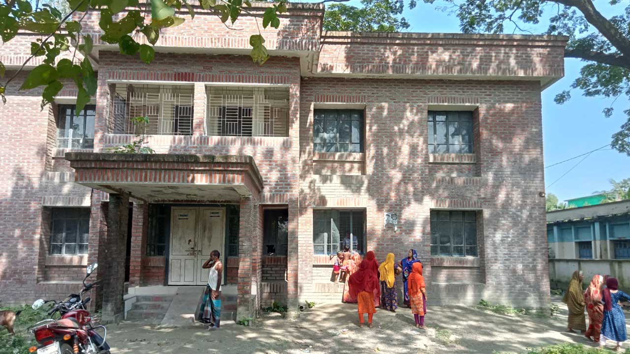 ধনুটের উপস্বাস্থ্যকেন্দ্র। ছবি : কালবেলা