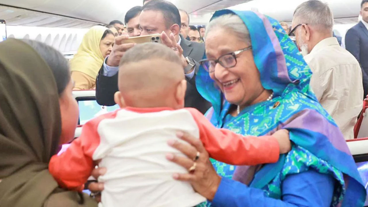 বিমানে একটি শিশুকে আদর করছেন প্রধানমন্ত্রী শেখ হাসিনা। ছবি : ইয়াসিন কবির জয়ের ফেসবুক থেকে নেওয়া